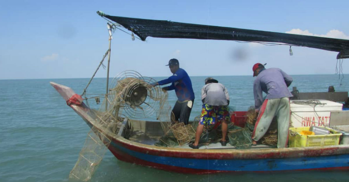 海事执法机构瓜拉楼分行的巡逻艇，在距离黑沙滩岛约5.5海里的海域，扣押1艘没有注册号码的渔船。