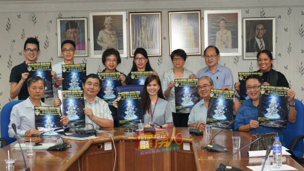 张慧莹（中）、庄庭亮（左起）、王昆和、何智明、汤文升及委员各持海报出席记者会，为州级圣诞晚会宣传。