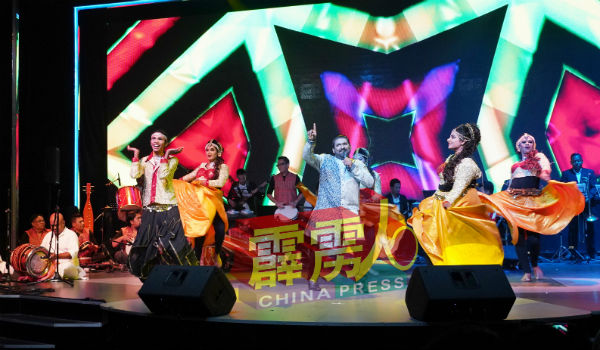印裔歌手在台上载歌载舞，舞蹈员随节奏呈现印裔传统舞艺。