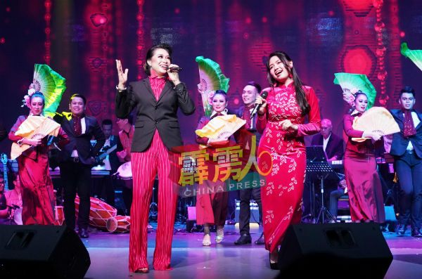 华巫裔女歌手同台飙歌，演唱《我的心里没有他》曲子。
