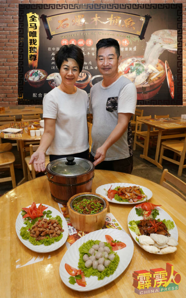 黄金成（左起）及徐丽薇一同打拼事业，终于开设了双成私房菜馆及冷藏便菜专卖店。（11日传）