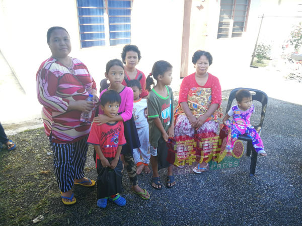 伊玛（右起）、瓦尼斯及哈斯妮希望有关流动诊所能再度驶入村内，方便大人小孩看诊。