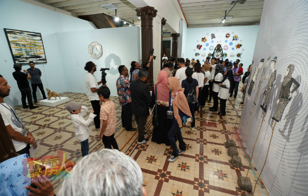 大臣和民众参观设在霹雳博物馆的艺术展。