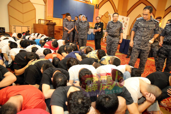 霹雳州移民局执法人员于本月9日及11日，分别捣破3处非法线上活动组织的大本营，逮捕105名中国籍男女。