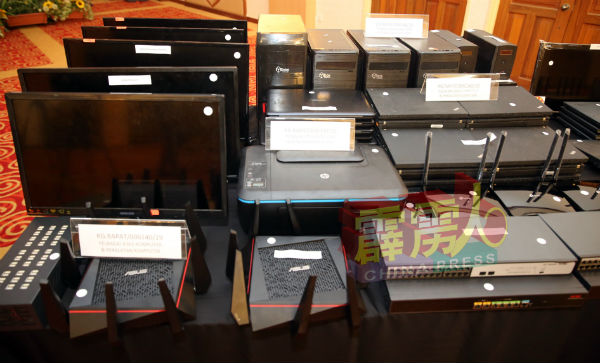当局起获的各种电脑器材，包括手提电脑、电脑银幕、电脑主机及网络路由器。