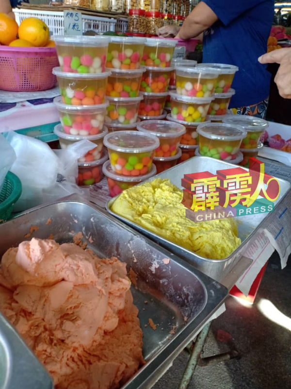 除了调制好的糯米粉团，摊位也摆卖现成煮好的汤圆，方便家庭主妇选购。