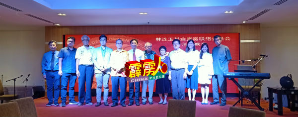 李文材（左5）和吴建成（右4）与林连玉基金霹州理事、霹州华教人士及领袖，一同出席林连玉基金霹州联委会10週年晚宴。