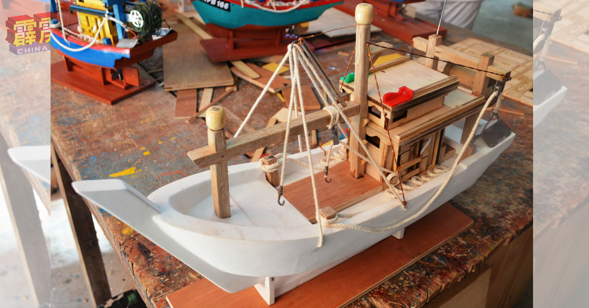 积木组装成的迷你渔船模型。