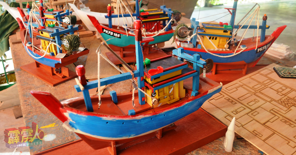 积木组装成的迷你渔船模型，外型与一般的手工渔模型无异。