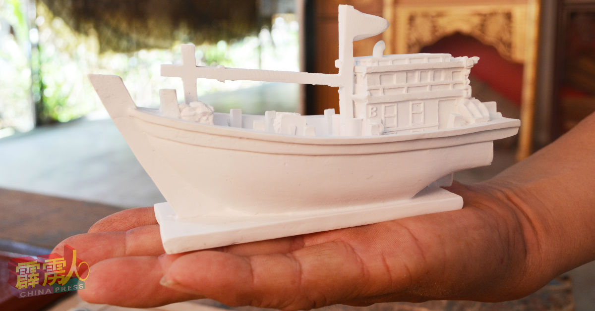一体成型的超级迷你渔船模型，让民众可以自由上色。