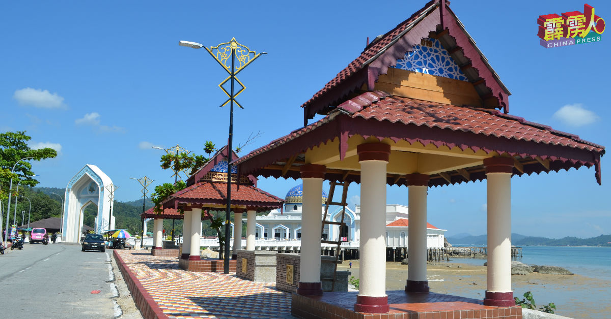 提升后的直落峇哈鲁，设有美观的凉亭和地砖行人道。
