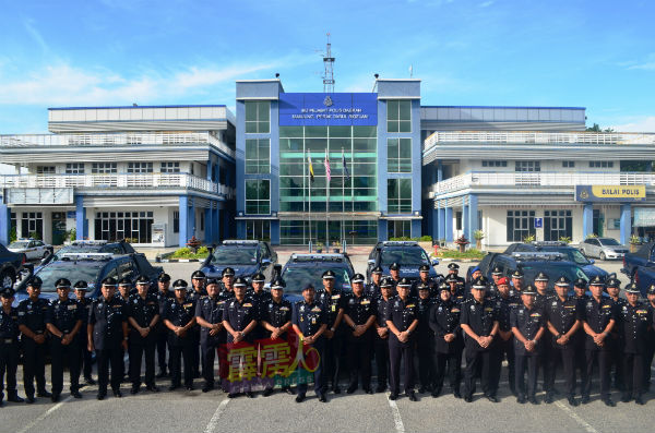 拉扎鲁丁（前排左16）移交16辆4轮驱动巡逻警车给9区警局代表。