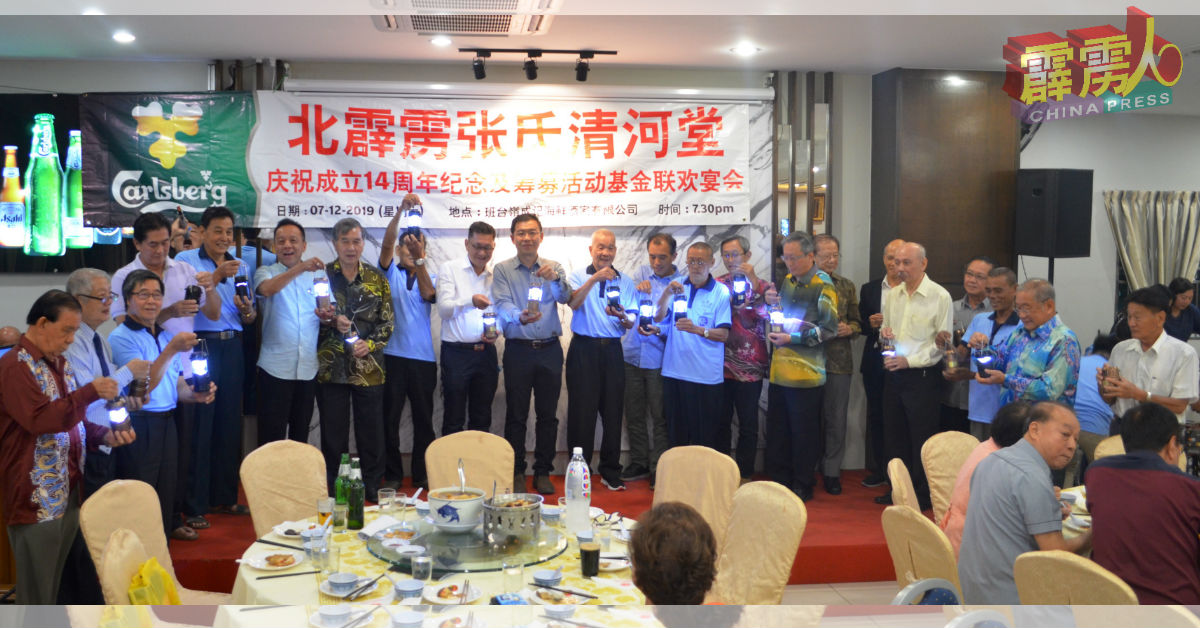 刘昌隆（左10起）、张文华、理事及嘉宾主持亮灯仪式。