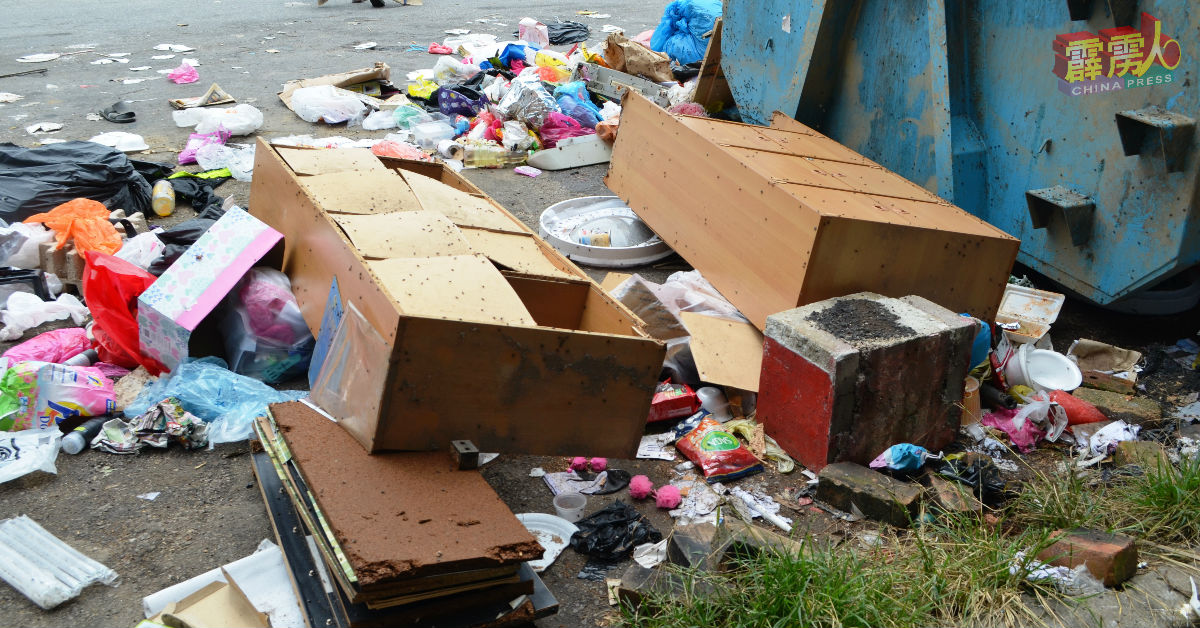 班台卫星园垃圾槽处也发现沾满苍蝇的大型家具垃圾。