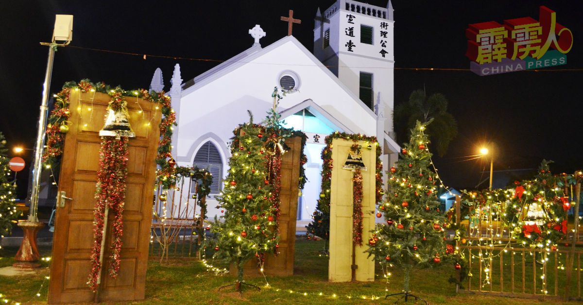 宣道堂教友以数扇木门及大型圣诞树作为佈置，于亮灯后更为吸睛。