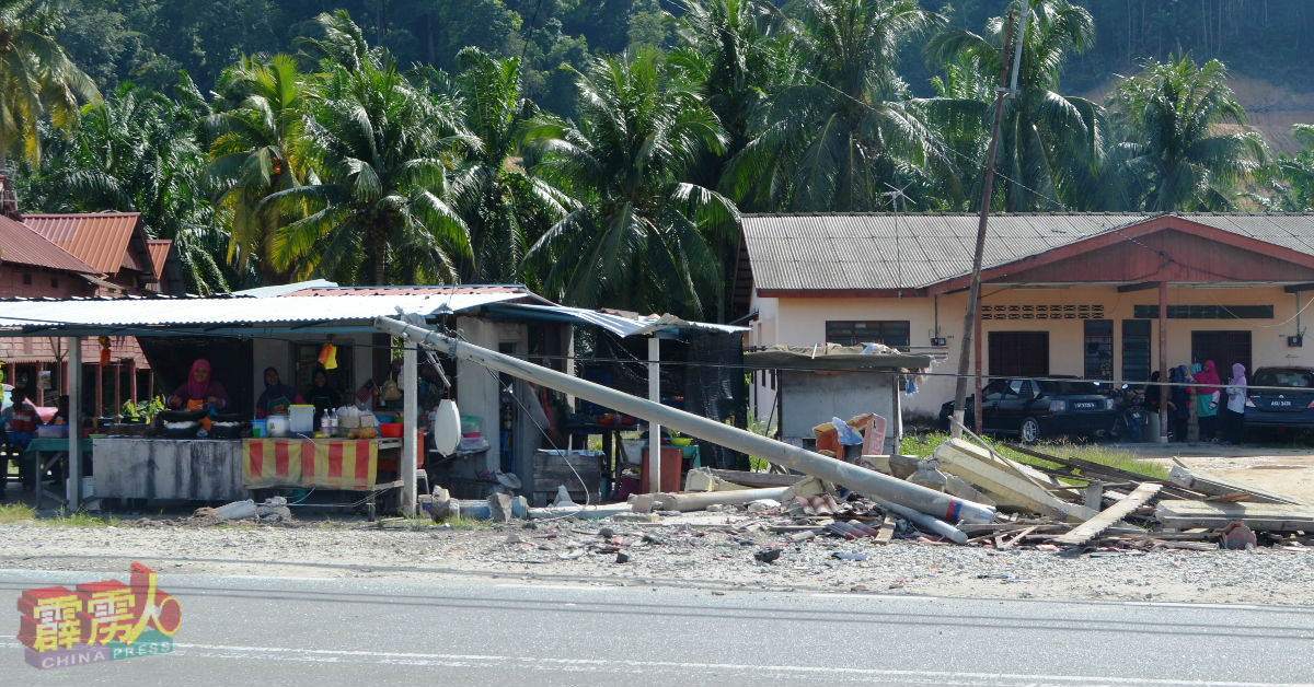 位于被撞塌巴士站旁的马来人糕点小贩，坦言庆幸罗厘没撞向摊子。
