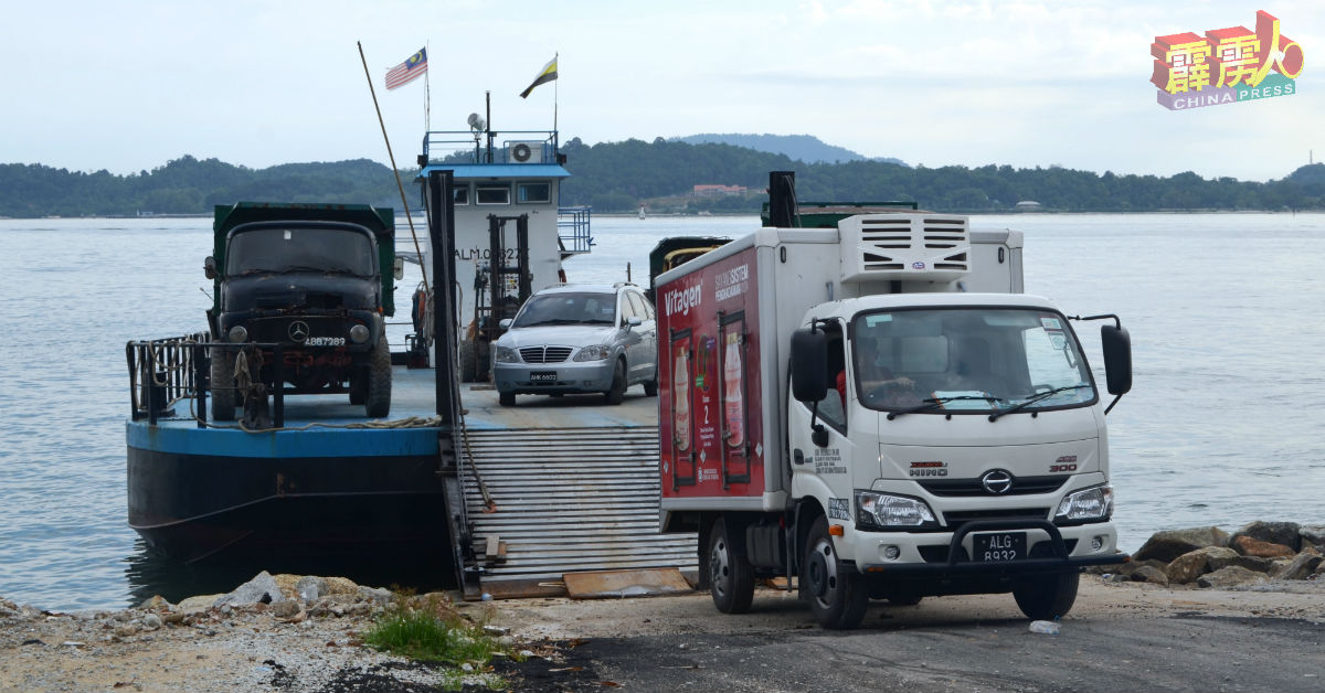 所有的交通工具只可使用大丸貨運碼頭出入邦咯島，暫無需使用車卡出入島。