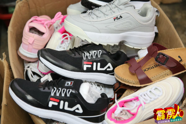 来自布城的贸消部执法组队伍展开取缔行动，起获大量名牌鞋子、拖鞋赝品。
