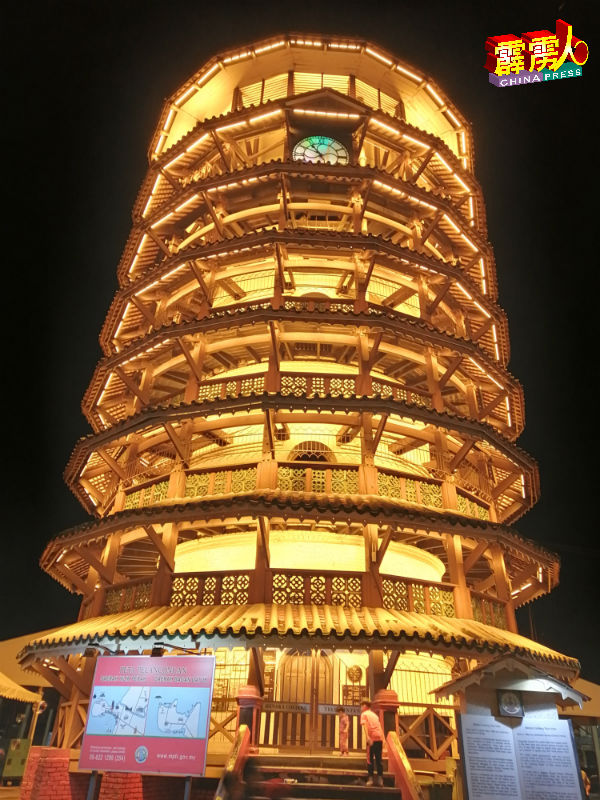 夜里的金黄灯光，让斜塔看来变成金碧辉煌的“金塔”。
