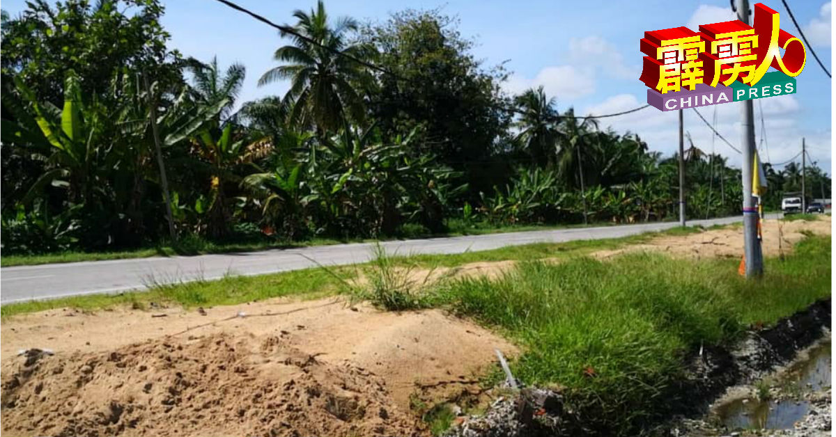 峇眼拿督正展开扩建道路工程。