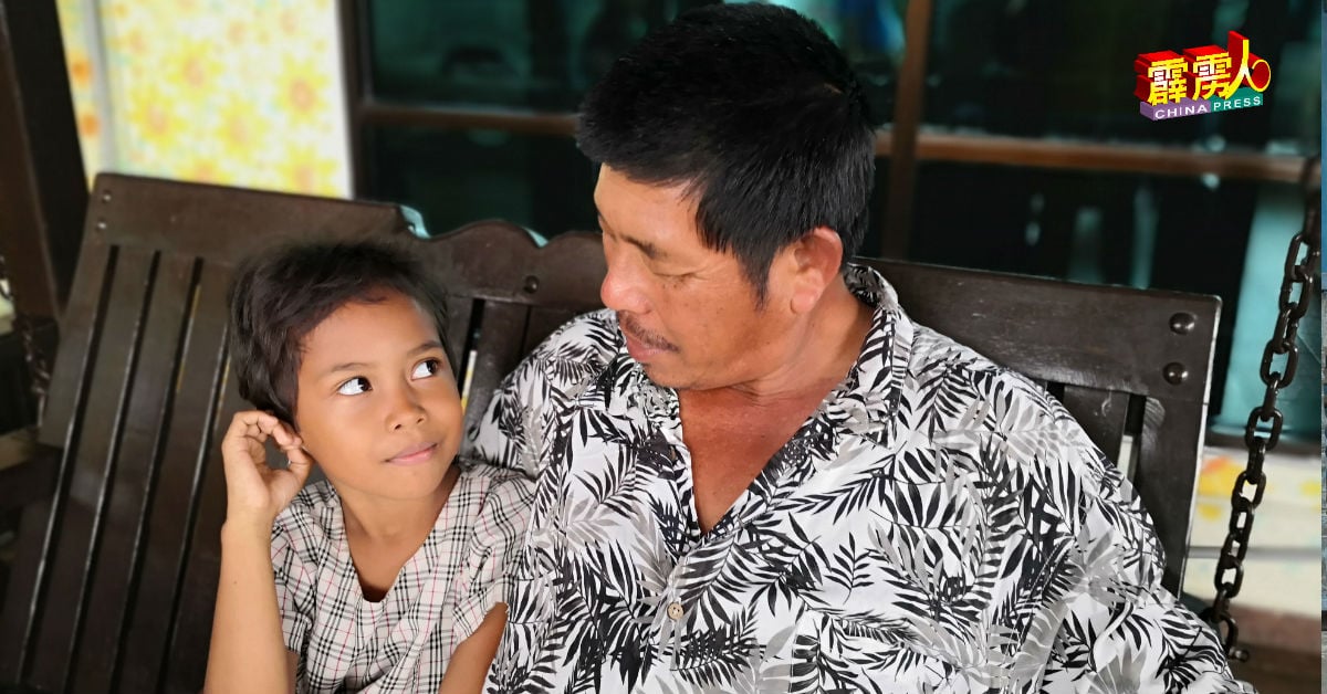王龙祥也从渔村赶来陪伴女儿，安抚女儿的情绪，父女深情对望。