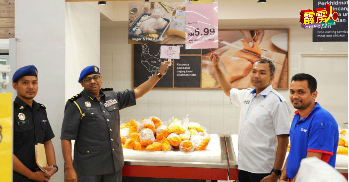 赛夫里占（前右2起）和拉瓦詹德拉，检查统制品之一的鸡肉价格；前右为瑟华达米拉惹。