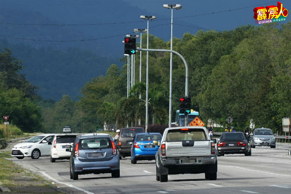 万里望半山区十字路口处的红绿灯，因为红绿灯直走及转弯未有同时亮起，常会引发车祸。