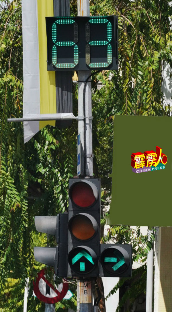 万里望受访市民建议有关单位统一红绿灯直走及右转操作时间、增加电子倒数计时器等，解决该处频频发生车祸的问题。