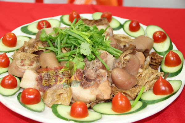以猪尾、花生米、腐竹、蚝油等烹煮而成的“一年好到美”，是年菜必备佳餚。