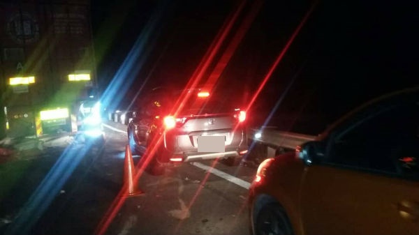 一辆运送纸卷的拖格罗厘与轿车发生碰撞，造成南北大道出现8公里长车龙。