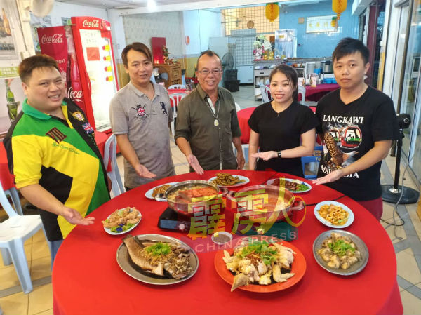 周金辉（左起）与展辉、父亲周仰忠、丽榆及健辉，推介中华小厨“花蟹炉”及“养生鱼头炉”及小食。