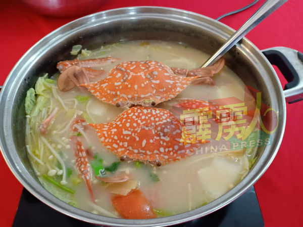 “花蟹炉”有2隻鲜蟹及配有上汤及各类鲜菜，美味可口。