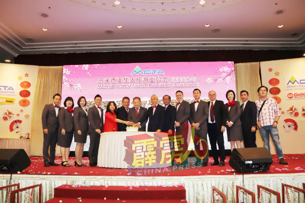余细俤（左7）带领一众嘉宾理事，进行切蛋糕仪式，一同欢庆该会成立12週年纪念。