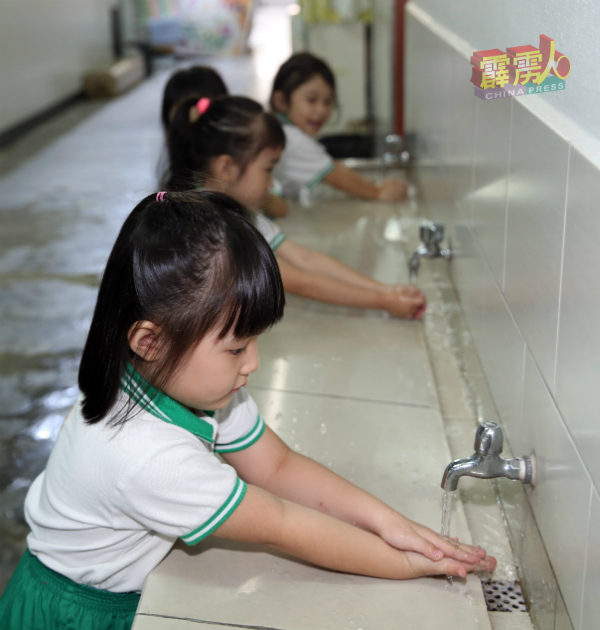 下课时，幼儿园学生在用餐前列队洗手。