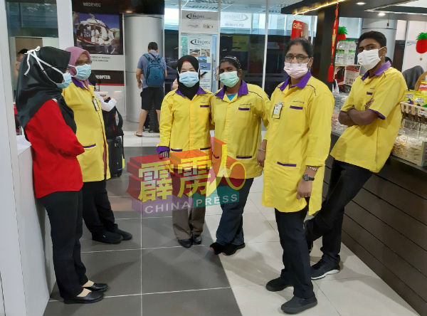 在怡保机场值勤的工作人员如清洁工作，都戴上口罩，自我防范保护，