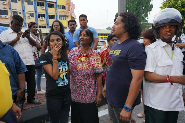 居住在现场附近的印裔妇女对失火意外深感惊讶。