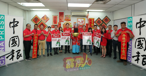 林荣华（左7）率领众职员到访《中国报》，获得梁爱然（左6）等人的接待；右8为高级销售经理陈进裕。