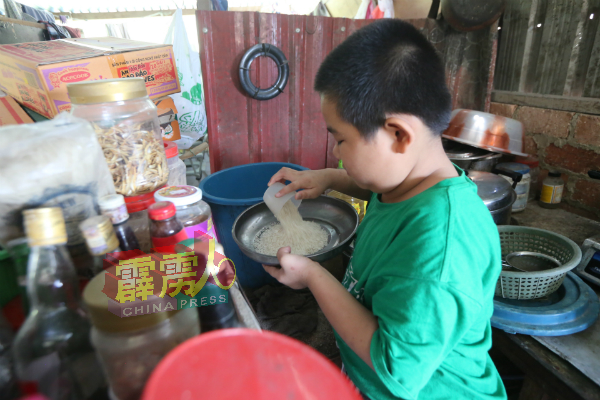 由于受到环境压迫，小志俊年纪虽小，已懂得淘米烧饭及做家务。
