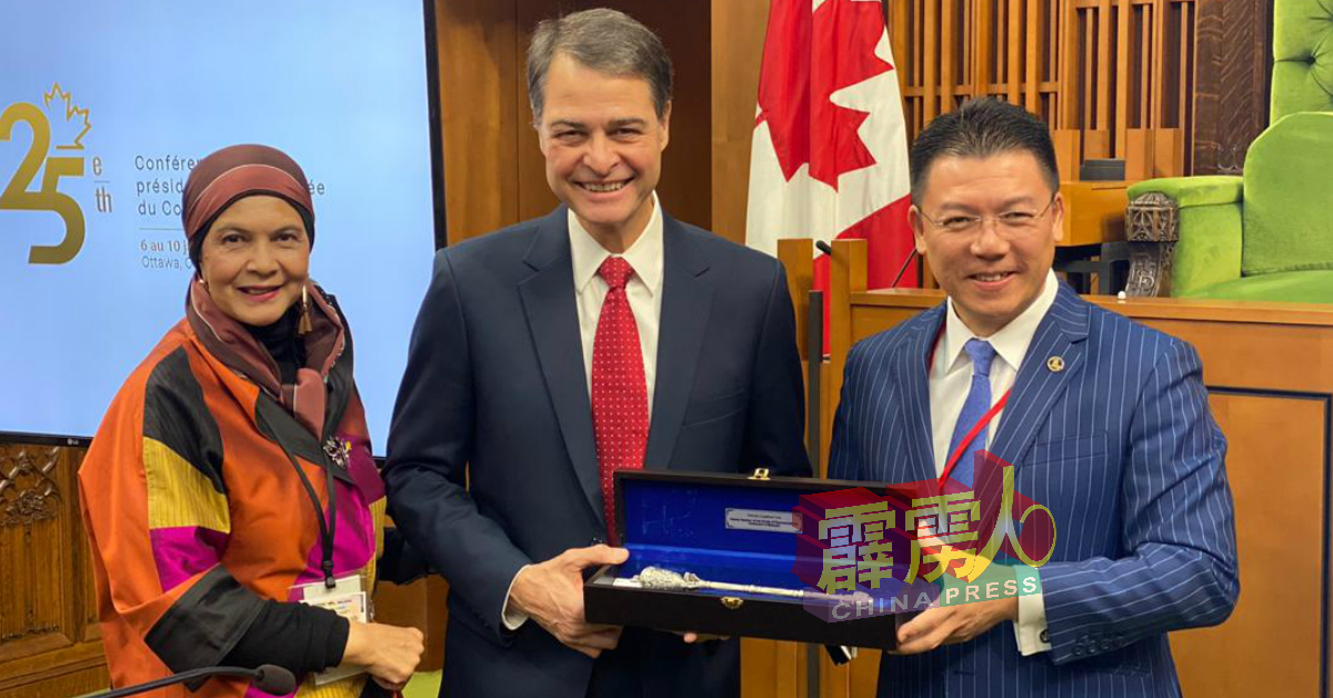 倪可敏（右起）与加拿大国会议长安东尼罗塔会面，并赠送对方象征大马国会权威的权杖作为纪念品。左为国会下议院秘书拿督罗斯米。