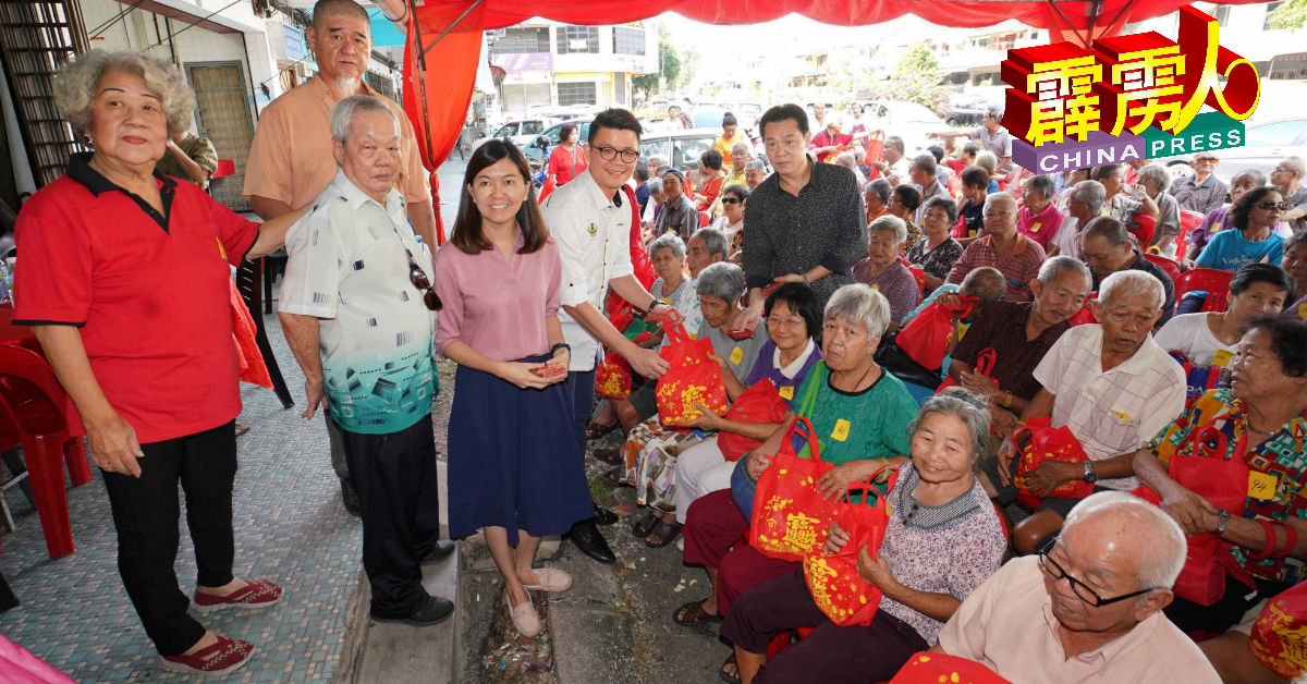 陈家兴（站者右2起）在黄诗情、陈健旺、李炳原及张海伦陪同下派发礼品及红包给长者。