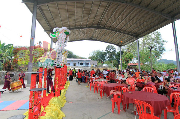 昭惠庙龙狮团呈献精彩的高椿表演后，抛出年桔给民众接领， 象征着接到好彩头。