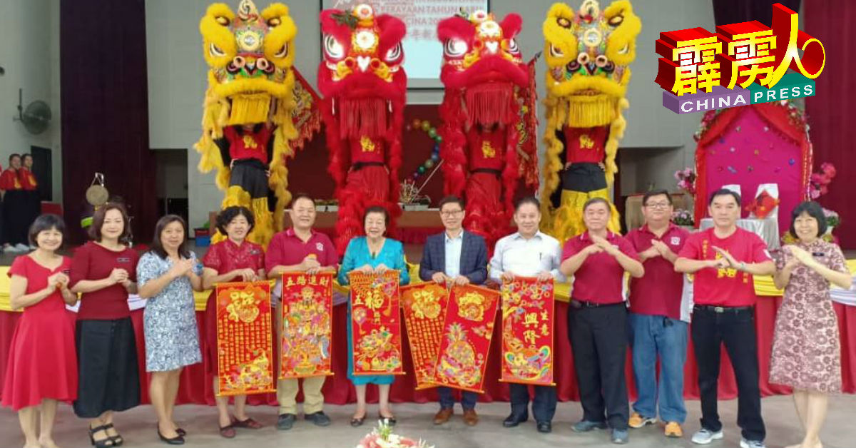 徐金堂（右起）、戴利明、冯秀珠、叶振祥、黄淑娟、理事及老师等人祝贺各界新年进步。
