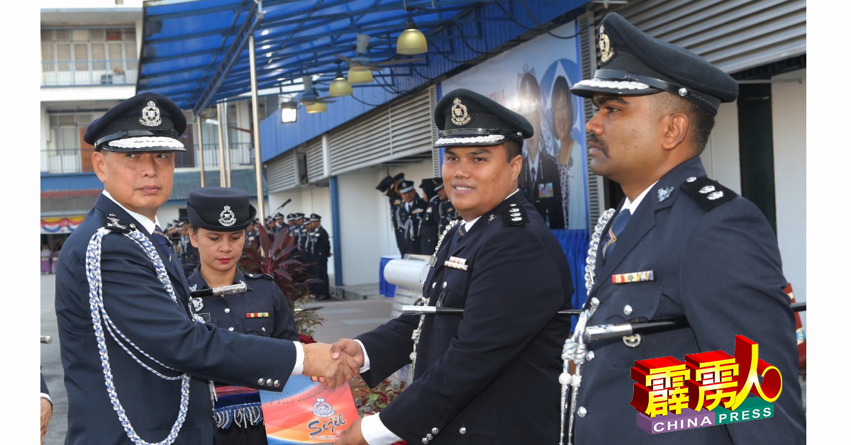 林鸿选（左）颁发褒扬状给霹雳州警察总部公关扎益。
