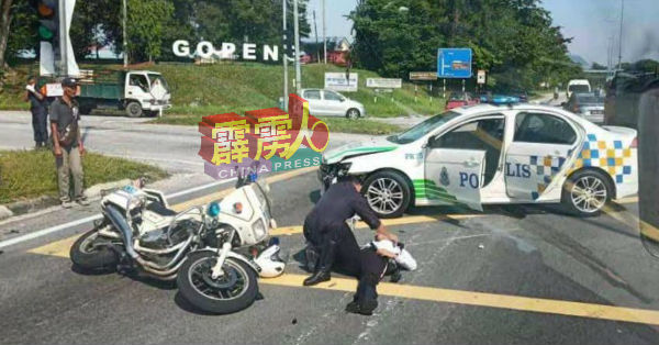 警车撞及交警摩哆后，导致骑警跌在马路，肇祸警员等待支援时给予同僚援助。