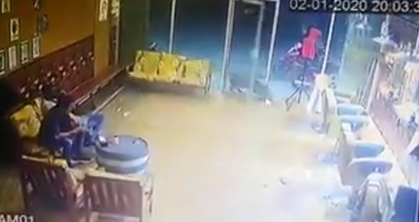山猪撞开门进入理发店，吓坏了2名顾客。