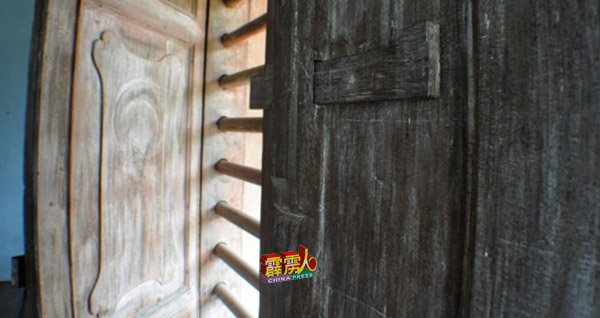 比拉皇宫的大门是用广东的趟拢门，刻上月亮和星星。