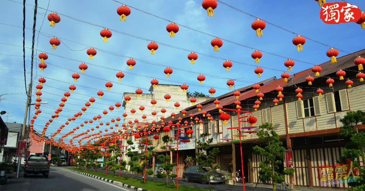 莫珍歪新村挂2020个大小红灯笼，迎鼠年庆开埠百年纪念。