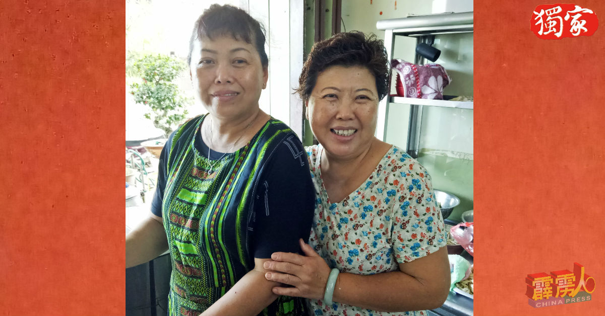 周淑希（右起）和周淑娥烹煮“鱿鱼面”已逾30年。