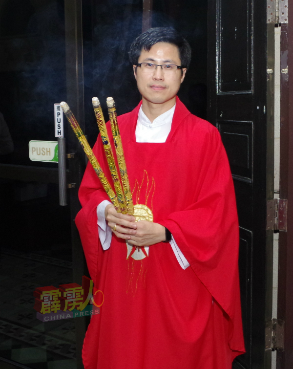 圣米高教堂的堂区神父刘善财，手持3枝大香，进入堂内，准备敬祖。