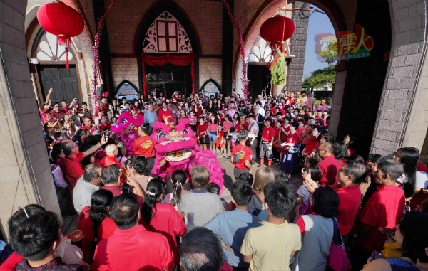 教堂外，也有舞狮贺新岁及采青，让东西方文化在节庆中交融。